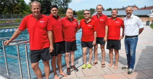 Die sechs Bademeister der Stadtwerke Rosenheim gehen mit Herz und Seele ihrem Beruf nach (von links): Christian Klarl, Horst Albrecht, Josef Schuster, Peter Brand, Heinz Kirschner, Dominic Wild sowie Abteilungsleiter Stephan Heidig.Foto  Ruprecht