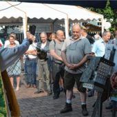 <p>Die Segnung des neuen, geschmiedeten Mülleimers im Rahmen der Schmiede-Biennale.</p>