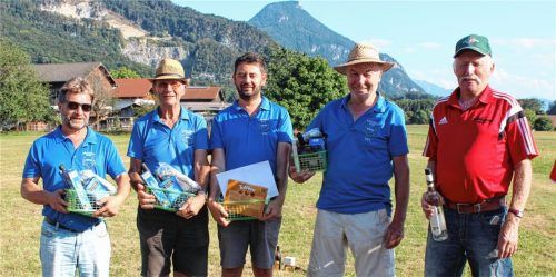 Die Siegerehrung nahm Sepp Oberauer (rechts), Vorsitzender des Hufeisenclubs Nußdorf-Hinterberg, vor. Er gratulierte den Gewinnern von „Team Erl II“ mit Josef Scherlen, Manfred Kitzbichler, Herrmann Biehler und Alexander Brauchart (von links).Foto steffenhagen