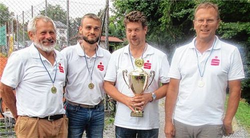Die siegreichen Hausherren: Johann Bachmeier, Sebastian Hochmuth, Mathias Hörfurter und Erwin Bauer (von links). Foto re