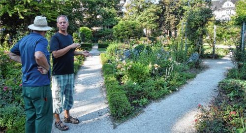 Die Stadtgärtner Markus Sterzl und Ludwig Schöffmann (links) beraten, was es aktuell alles zu tun gibt.