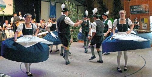Die „Sternpolka“ zeigten die „Eichenlaub“-Trachtler aus Schönau.
