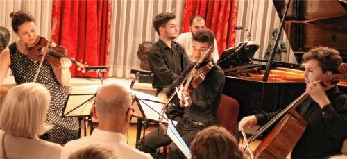 Die Stipendiaten Christian Ratiu (Viola) und Alexandru Lazar (Klavier) glänzten an der Seite der Dozenten Tatiana Samouil (Violine) und Alexander Buzlow (Violoncello) im Konzert im Rahmen der Chiemgauer Interferenzen. Foto Benekam