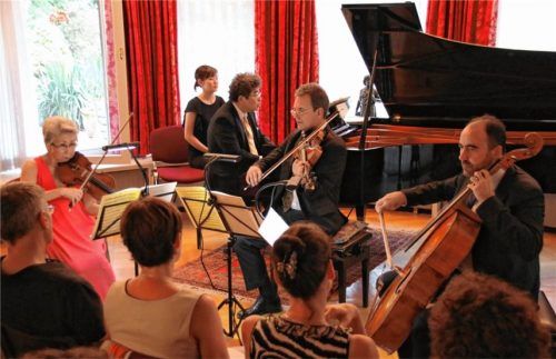 Die vier internationalen Meisterkursdozenten Aiko Mizushima-Komori (Violine), Clemens Weigel (Violoncello), Dietrich Cramer (Viola) und Masaaki Hirasawa (Klavier) erfreuten zum Auftakt eines Kammermusikkurses der Sawallisch-Stiftung mit einem grandiosen Kammerkonzert im Sawallisch Haus.Foto Benekam