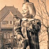 <p>Die vierjährige Ursl Held im Garten der Villa.Fotos privat</p>