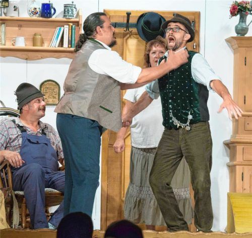 Die Volksbühne Bernau zeigt das Stück „Ois net so tragisch…!“. Die Besucher der Premiere waren begeistert. Foto  Berger