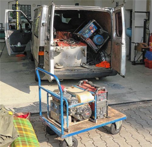 Diebstahl aufgedeckt: Diese gestohlenen Baumaschinen waren in einem rumänischen Pkw unter Polstern versteckt. Foto Polizei