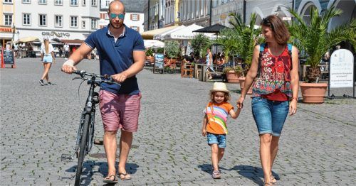 Dieser junge Herr macht es richtig: Er schiebt sein Rad. Bettina Kapellakis und Tochter Melina können ungestört durch die Fußgängerzone am MaxJosefs-Platz flanieren. Foto Duczek