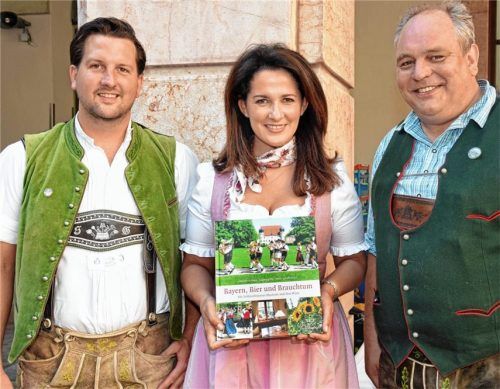 Direktor Roland Bräger von der Brauerei Maxlrain (rechts) und stellvertretender Braumeister Josef Grasser überreichten Bayerns Landwirtschaftsministerin Michaela Kaniber das von der Brauerei herausgegebene Buch mit dem Titel „Bayern, Bier und Brauchtum“. Foto hötzelsperger