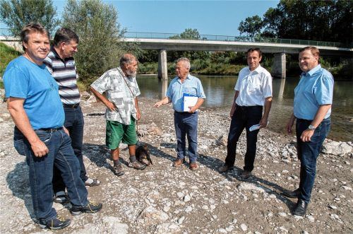 Diskutierten über aktuelle Probleme an der Tiroler Ache in Almau: (von links) Josef Schiller, Vorsitzender des Anglerbunds Chiemsee, Franz Vollmaier, Vorsitzender des Verbands Bayerischer Bienenzüchter, Josef Haiker vom Fischereiverband Oberbayern, Stimmkreisabgeordneter Klaus Steiner, Matthäus Michlbauer, Kreisgeschäftsführer des Bayerischen Bauernverbands und Übersees Bürgermeister Marc Nitschke.Foto eff