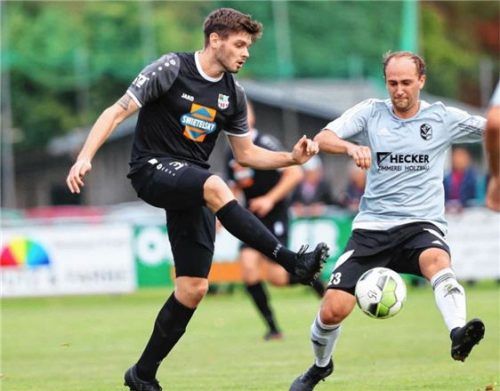 Doppeltorschütze für Traunstein: Stefan Mauerkirchner (links). Foto  Butzhammer