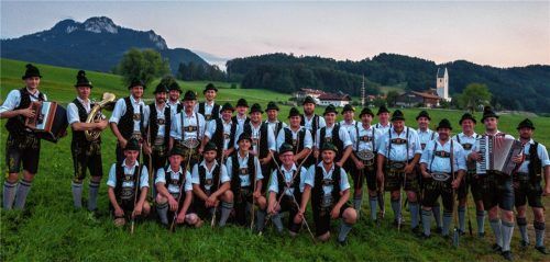 Drei Schnalzergruppen präsentierte der Trachtenverein Roßholzen an seinem 120. Vereins-Geburtstag – einer von ihnen ist Gründungsmitglied und Vorsitzender des GTEV Roßholzen, Martin Schober.Foto Nitzsche