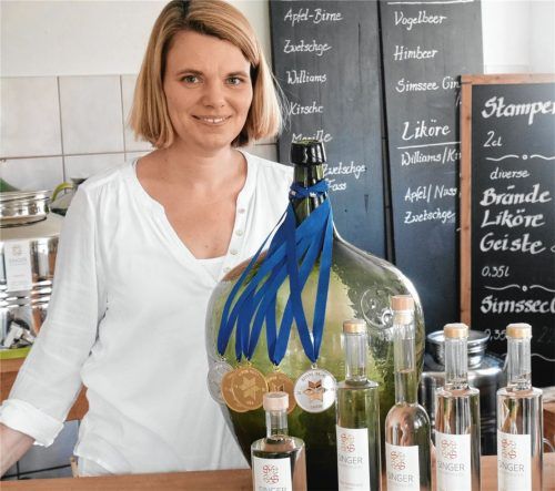 Dreimal Gold, zweimal Silber: Staatsehrenpreis-Trägerin Katharina Singer setzt bei ihren Obstbränden auf Früchte aus dem heimischen Obstgarten.Foto kirchner