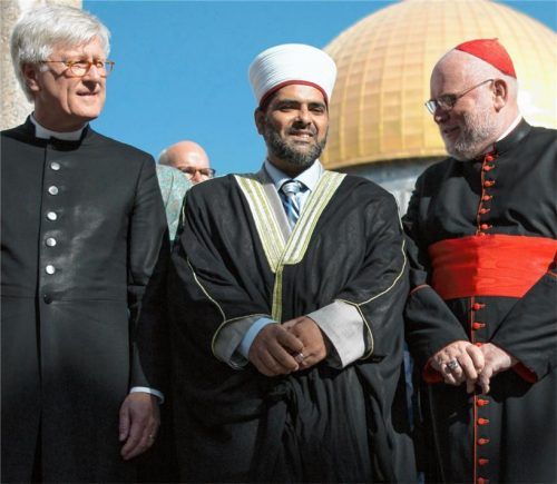 Ein Bild, das für Aufregung gesorgt hat: Beim Besuch des Tempelbergs in Jerusalem 2016 nahmen Kardinal Reinhard Marx (rechts) und Landesbischof Heinrich Bedford-Strohm (links) – im Bild mit Scheich Omar Awadallah Kiswani – ihre Kreuze ab. Foto dpa