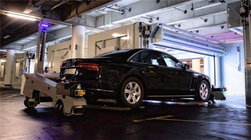 Ein Fahrzeug wird am Flughafen Düsseldorf mit dem Transportroboter „Ray“ eingeparkt. Entwickelt wurde das autonome System von der Serva Transport Systems GmbH, die jetzt in Rosenheim firmiert. Foto sts/re