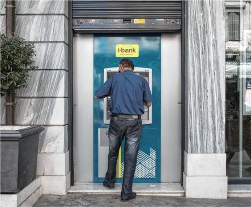 Ein Mann steht an einem Geldautomaten in Athen. Das vorerst letzte Hilfsprogramm für Griechenland endete am 20. August.Foto dpa