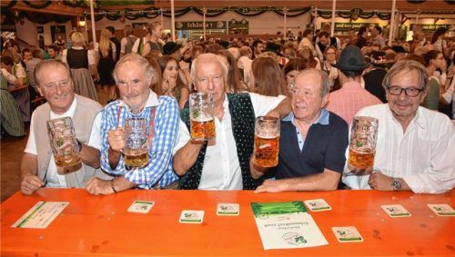 Ein Prosit auf die Gemütlichkeit – 16 Tage am Stück: Die Stammtische Papagei (Bild links) und von Schorsch Kohl (links im Bild rechts). Fotos Schlecker