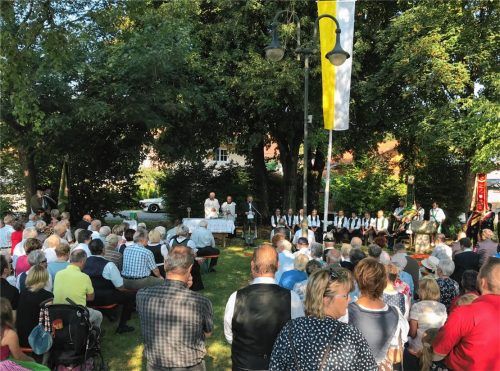 Ein stimmungsvolles Bild bot sich beim Festgottesdienst im Freien. Fotos Siedlungsverein/Jürgen Ganns