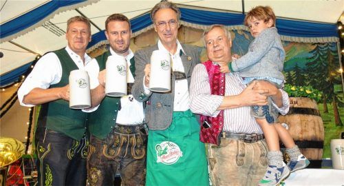 Eindrücke vom Bieranstich gestern Abend in Aschau (von links): Markus Baumann und Marco Steinacher von Auerbräu Rosenheim, Bürgermeister Peter Solnar und Festwirt Werner Heinrichsberger mit Enkel Laurent.Foto  Hötzelsperger