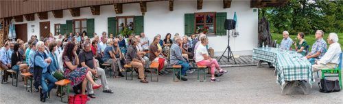 Eine angeregte Diskussion brachte der Dialog „Politik und Gesellschaft“ am Unterwössner Lindenbichl. Auf dem Podium waren (von links) Bildhauer Andreas Kuhnlein, Bezirksrätin Annemarie Funke, Moderator Hermann Minisini und der evangelische Pfarrer Ekkehard Purrer.Foto  flug