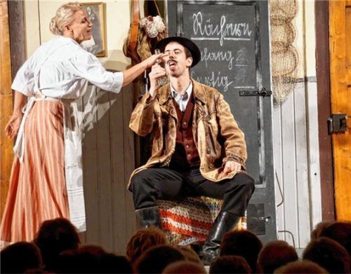 Eine „varreckte G‘schicht“: Szene aus der Komödie „Wuidschütz‘n“, die die Iberl-Bühne jetzt auf Schloss Amerang spielte.