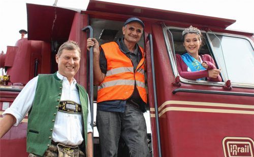 Einen „großen Bahnhof“ organisierte der Betreiber des „Wiesn-Express“ Helmut Wiesböck (links) für die amtierende Miss Herbstfest Regina Schuhmacher in Rohrdorf. Auch wenn das alte Empfangsgebäude bereits Ende der 80er-Jahre abgerissen wurde, bereiteten sie einen würdigen Empfang. Zum Empfangskomitee gehörte auch Rohrdorfs Erster Bürgermeister Christian Praxl. Lokführer Walter Neumaier erklärte ihr die Funktionsweise der Lok und der Streckentechnik.Foto Steffenhagen
