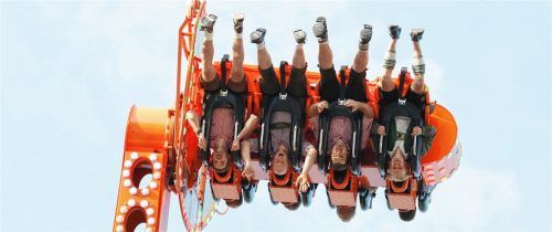 Einer der Höhepunkte auf dem Rosenheimer Herbstfest: Beim V-Maxx geht es 55 Meter in die Höhe und mit 120 km/h in Richtung Boden. Foto Stuffer