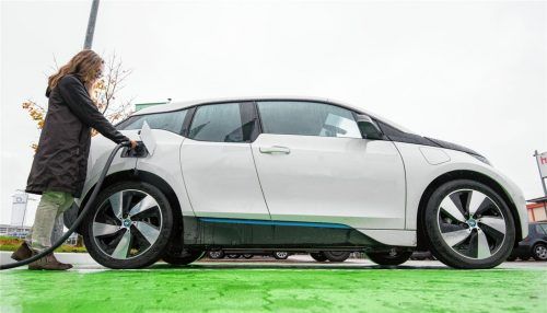 Einkaufen und Aufladen: Einige Supermarkt-Ketten bieten bereits E-Ladesäulen an. Autofahrer in der Region müssen sich allerdings noch etwas gedulden. Die gute Nachricht: Es sind Ladestationen geplant. Foto dpa