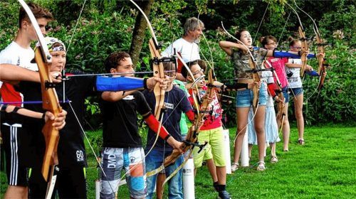 Einmal wie Robin Hood mit Pfeil und Bogen schießen. Diese Möglichkeit hatten die Ferienkinder, als sie den BSC Mühldorf auf dessen Schießanlage besuchten. Fotos  re