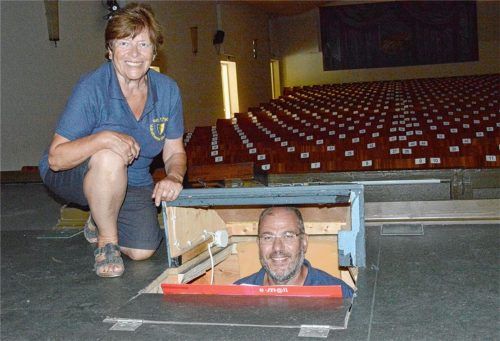 Emmeran Aiblinger, ein Schrank von einem Mann, an seinem „Lieblingsplatz“ im Endorfer Theaterhaus: dem Souffleur-Kasten. Spielleiterin Annemarie Ramoser ist Spielleiterin für die lustigen Stückl und meint: „Unser Emmi ist für uns unverzichtbar! Er gibt uns Sicherheit.“Foto ammelburger