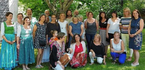 Erfolgreicher Abschluss: 14 Frauen und Männer haben sich zu Tagesmüttern beziehungsweise -vätern ausbilden lassen. Die Ausbilder gratulierten ihnen.Foto e