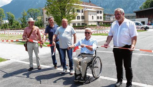 Eröffnung der Verbindung Sackgasse Marmorwerkstraße und Blaahausstraße mit Bürgermeister Hajo Gruber und Sepp Oberauer (rechts).Fotos  hoffmann