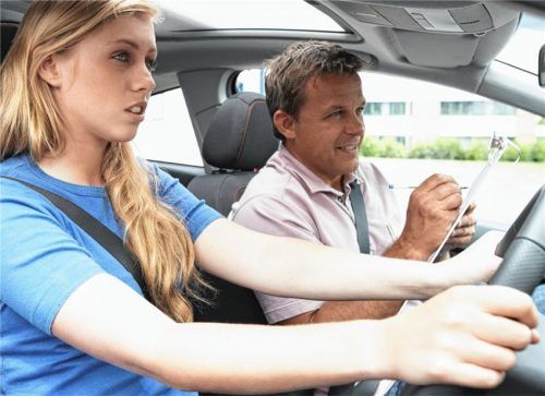 Erst Stress, dann Freude: Aufregung Führerscheinprüfung.Foto iStock