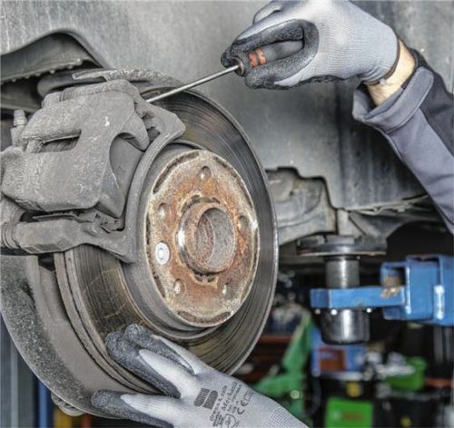 Fahrzeuge warten, reparieren oder Kunden beraten – der Beruf des Kfz-Mechatronikers wird garantiert nicht langweilig.