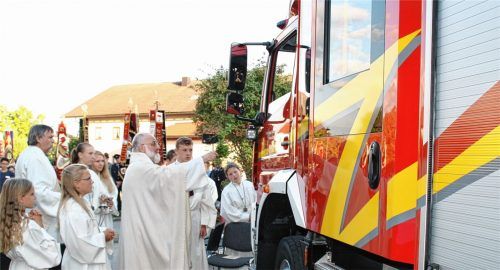 Pfarrer Herbert Weingärtner segnet das neue Fahrzeug.