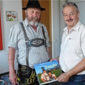 „Faszination Tracht“: Signiertes Buch fürs Stadtoberhaupt