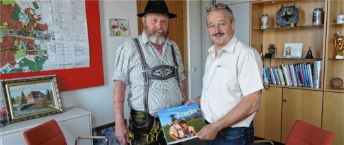 „Faszination Tracht“: Signiertes Buch fürs Stadtoberhaupt