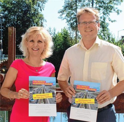 FDP-Landtagskandidat Michael Linnerer übergab der CSU-Bundestagsabgeordneten Daniela Ludwig sein Stautagebuch. Foto re
