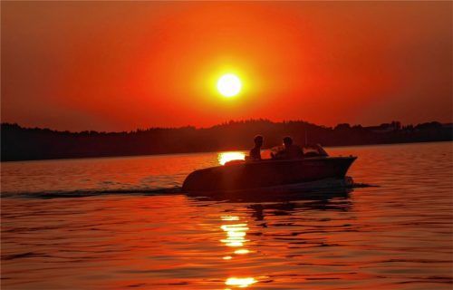Ferien dahoam: Malerischer Sonnenuntergang am Chiemsee, der – wie alle anderen Seen in der Region – über eine „ausgezeichnete Wasserqualität“ verfügt. Foto Ziegler