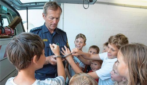 Ferienkinder in Handschellen