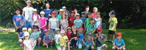 Ferienkinder schnuppern Tennisluft