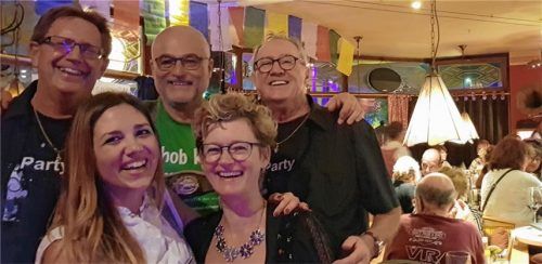 Fetzige Stimmung zum Wiesnauftakt: Dieter Kannengießer mit Wirt Stefan Harster und Nik Kannengießer (hinten, von links) mit Sängerin Sarah und Wirtin Christine Harster (vorne, von links). Foto re