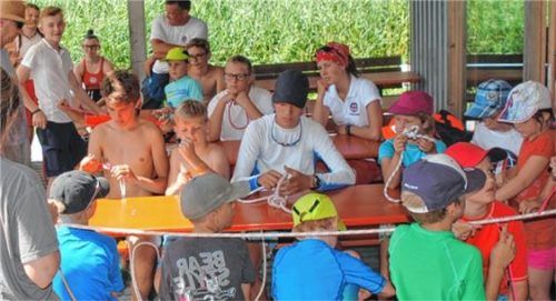 Fingergeschick war gefragt, als es ans Knotenschlagen ging. Foto niessen