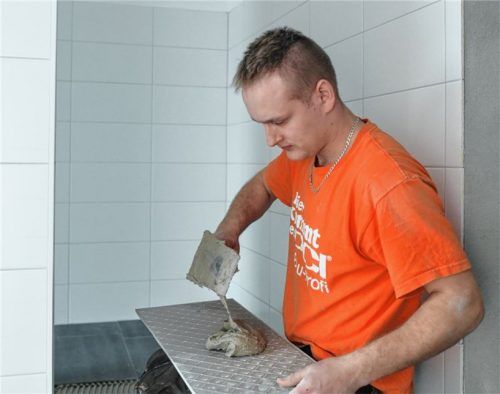 Fliesen verlegen: Sieht für den Laien einfach aus. Nicht fachgerecht verlegt, kann es später zu Ablösungen oder Schimmel kommen. Meisterbetriebe warnen davor, beim Thema Fliesen auf Fachleute zu verzichten.