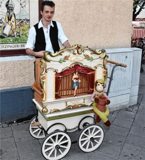 Franz Huber verzaubert die Besucher des Rosenheimer Herbstfests mit der Musik von der Drehorgel. Foto Schlecker