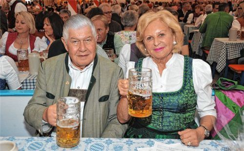 Franz und Martha Steegmüller an ihrem Stammplatz im Flötzinger-Zelt auf der Rosenheimer Wiesn.Foto  Schlecker