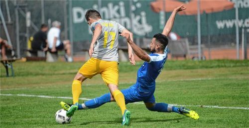 Franz-Xaver Pelz (links) und die Auer konnten sich nur selten gegen die Freilassinger durchsetzen. Foto  Ruprecht