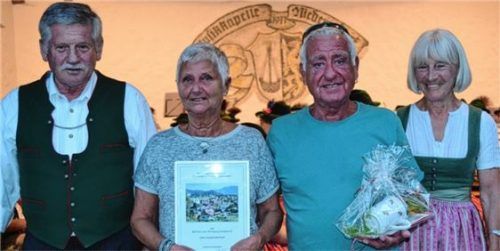 Für 15 Jahre zu Gast in Niederaudorf konnte Martin Gruber (links) vom Verkehrsverein Niederaudorf Barbara und Wolfgang Dempewulf (Mitte) Urkunde und Präsente übermitteln und Gastgeberin Annemarie Beer für die gute Gästebetreuung danken.Foto Lotter