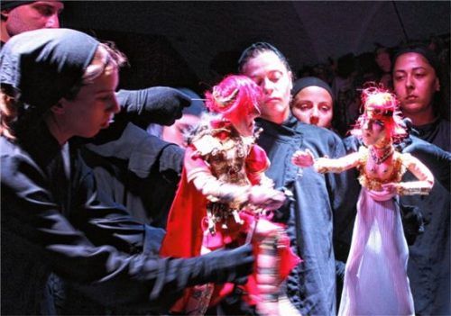 Ganz in Schwarz erwecken die Puppenspieler auch das antike Traumpaar Cäsar und Kleopatra zum Leben. Foto Wunsam