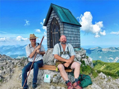 Gedankenaustausch beim Gipfelkreuz